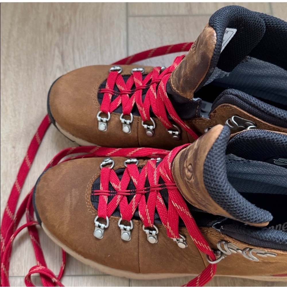 Danner women’s hiking boots - Picture 3 of 6